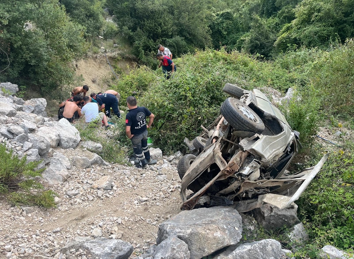 Kadirli'de yağ dökülünce kontrolden çıkan otomobil şarampole devrildi, sürücü yaralandı