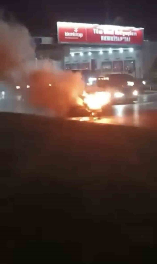 Bursa'da seyir halindeki otomobilin motoru alev aldı, yangın söndürüldü