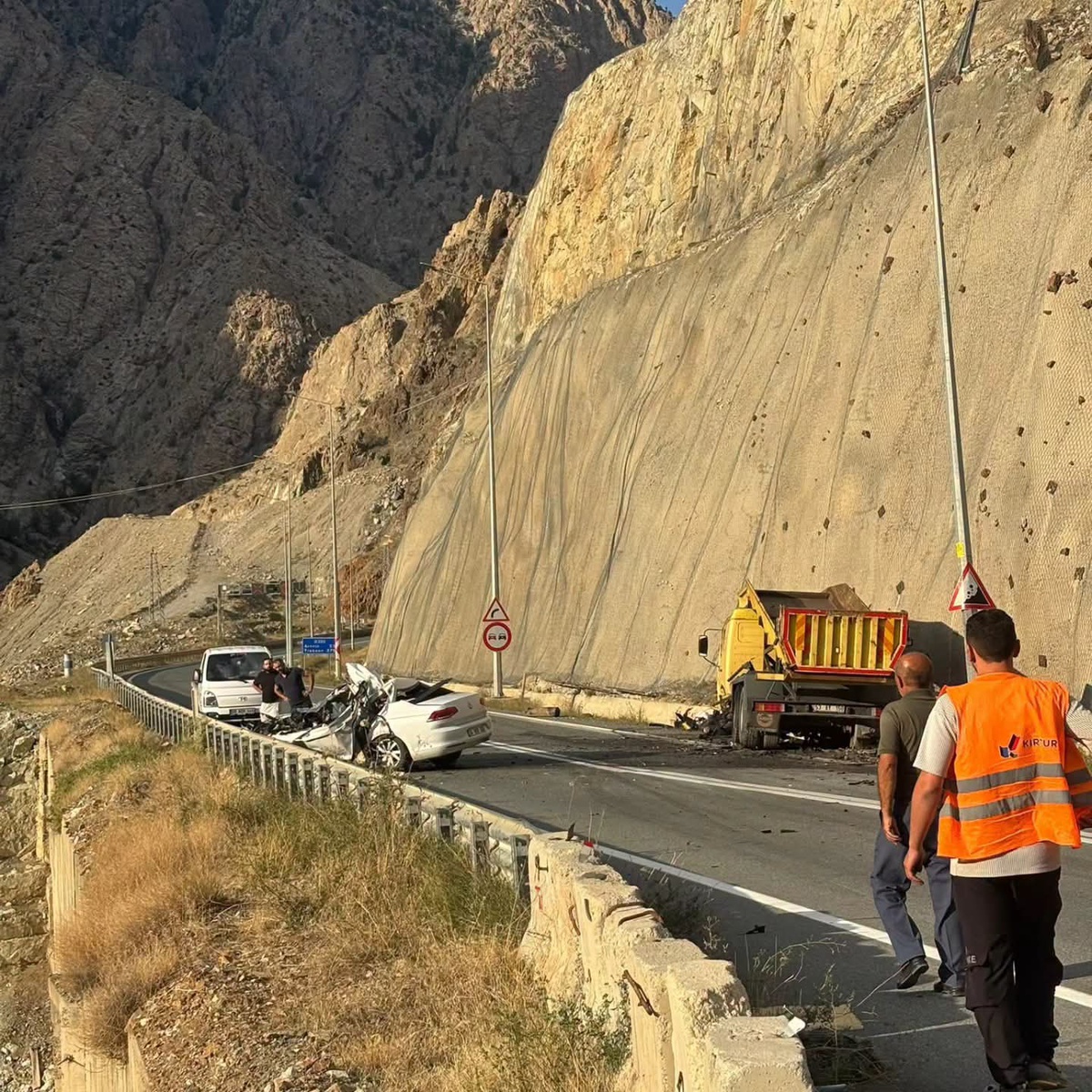 Artvin Yusufeli\'de kamyonla kafa kafaya çarpışan otomobilin sürücüsü hayatını kaybetti