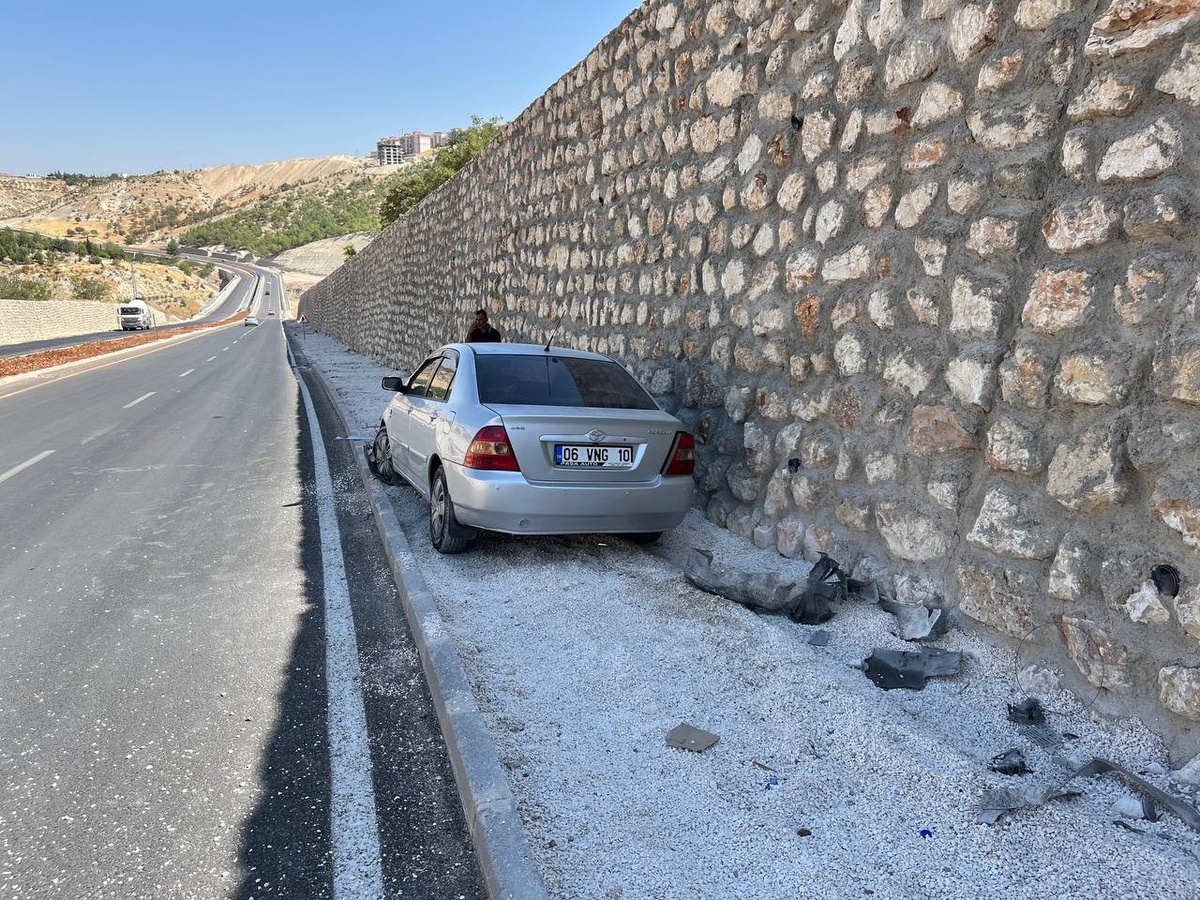 Adıyaman Besni'de otomobil istinat duvarına çarptı, 1 kadın yaralandı