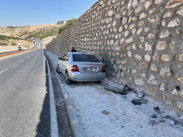Adıyaman Besni'de otomobil istinat duvarına çarptı, 1 kadın yaralandı