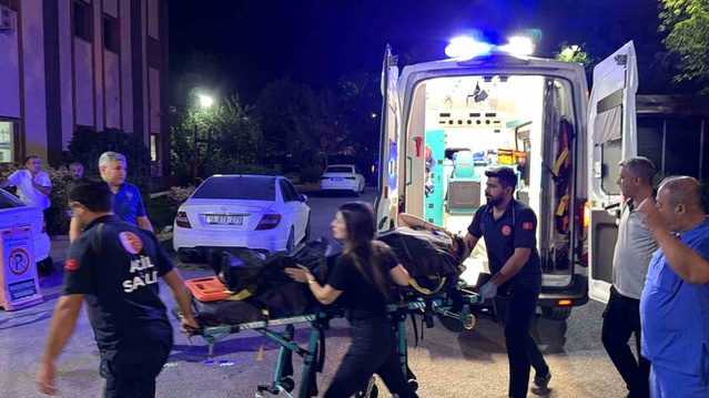 Adıyaman Kahta'da otomobil kaldırım kenarındaki 19 yaşındaki gence çarptı, ağır yaralı