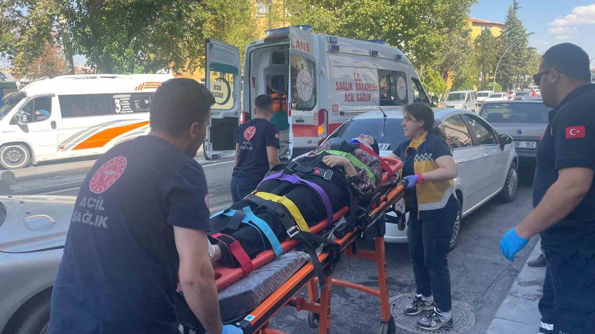 Karaman\'da otomobil park halindeki araçlara çarptı, kazada 3 kişi yaralandı
