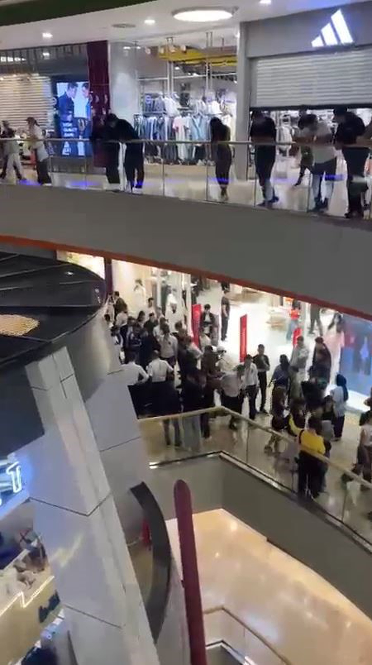 Esenyurt\'ta Özcan Deniz konserine alınmayan şahıslar kavgada bir kişiyi bıçakladı