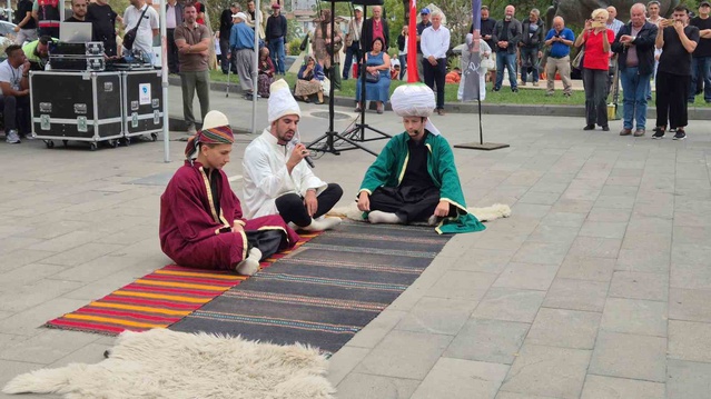 Tekirdağ'da 'pabucu dama atma' geleneği tiyatroyla sahnelendi