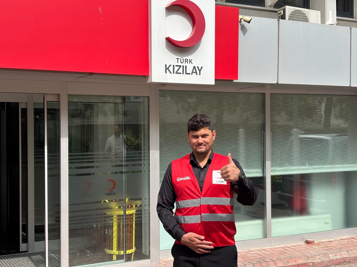 Kızılay\'ın 2009 selinde yardım ettiği Afgan, 17 yıl sonra gönüllüsü oldu
