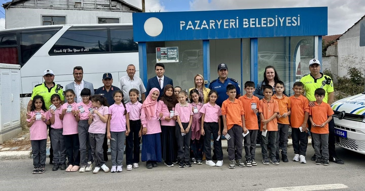 Pazaryeri'de okul çevresindeki yaya yolu uyarı bandını çocuklar boyadı