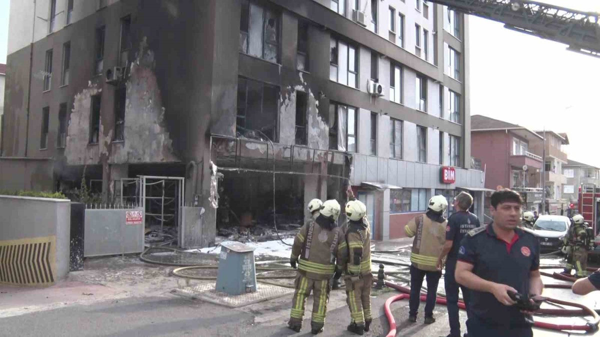 Pendik Çamçeşme\'de ambalaj dükkanında yangın çıktı, üst katlara sirayet etti