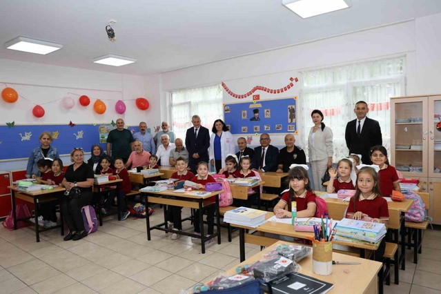 Polis emeklileri derneğinden Karabük'te öğrencilere okula başlangıç seti