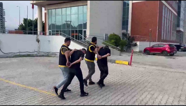 İş yeri kurşunlayan şüphelinin balkondan kaçmaya çalıştığı anlar kamerada