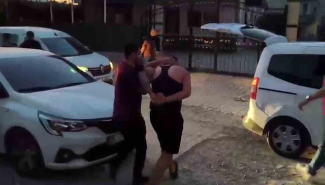 İş yeri kurşunlayan şüphelinin balkondan kaçmaya çalıştığı anlar kamerada