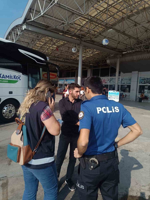 Afyonkarahisar'da okul çevresi denetiminde 2 aranan şahıs yakalandı