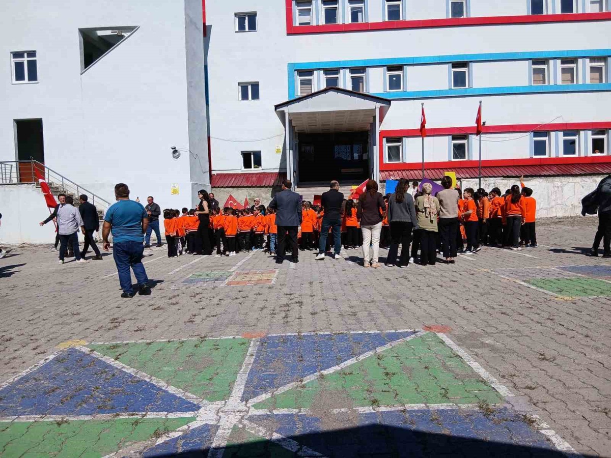 Posof\'ta İlköğretim Haftası davul zurna ve halayla başladı