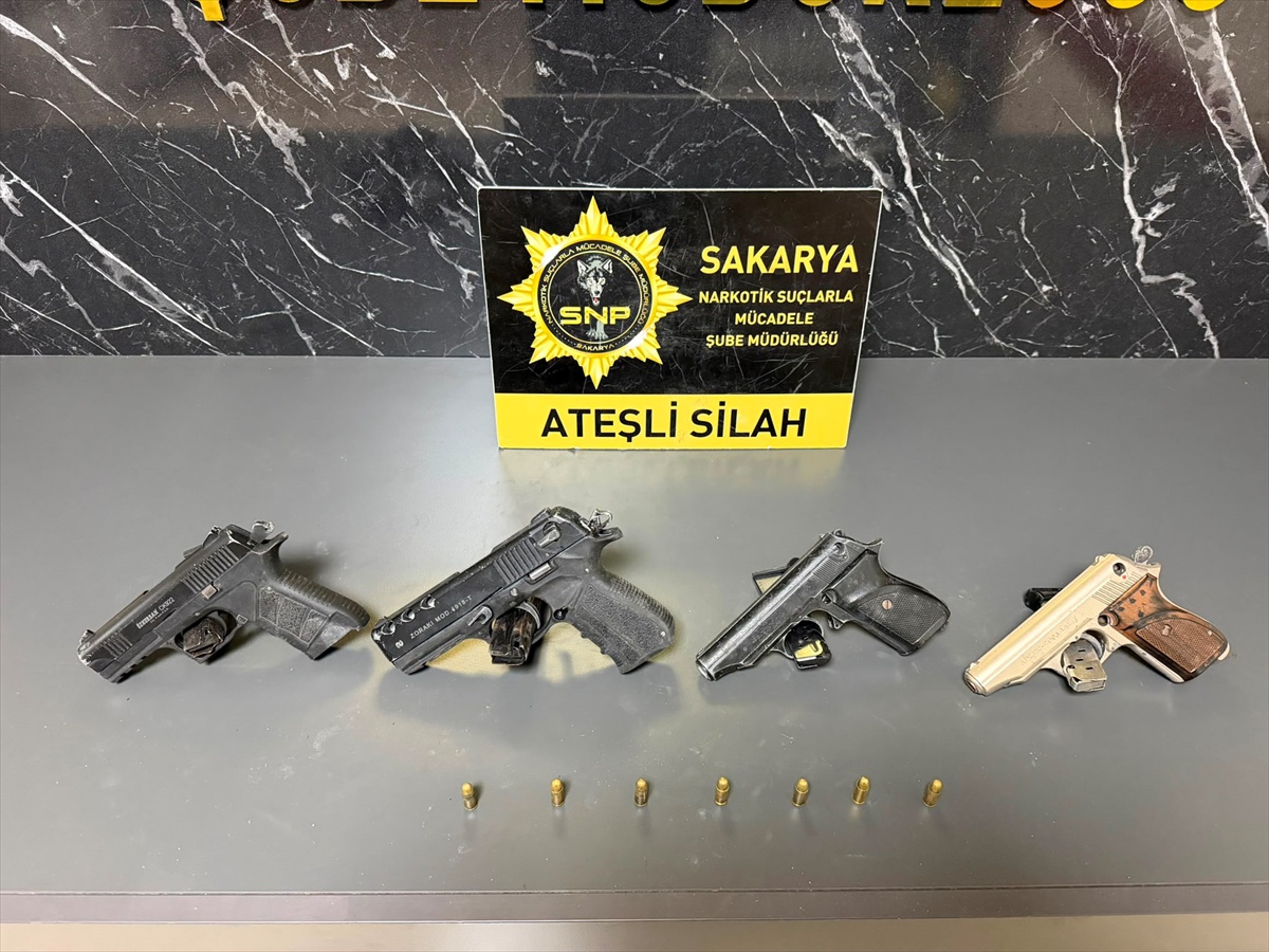 Sakarya\'da 3 ilçede operasyonda gözaltına alınan 3 şüpheli tutuklandı