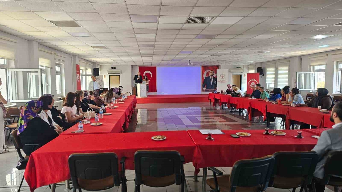 Samsun\'da çocukla oyun temelli iletişim için 150 bakım personeline eğitim başladı