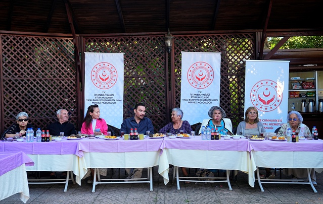 Sinan Akçıl, Etiler Huzurevi sakinleriyle buluşup şarkı söyledi