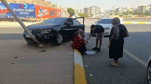 Şanlıurfa Karaköprü'de iki otomobil kavşakta çarpıştı, 1 kadın yaralandı
