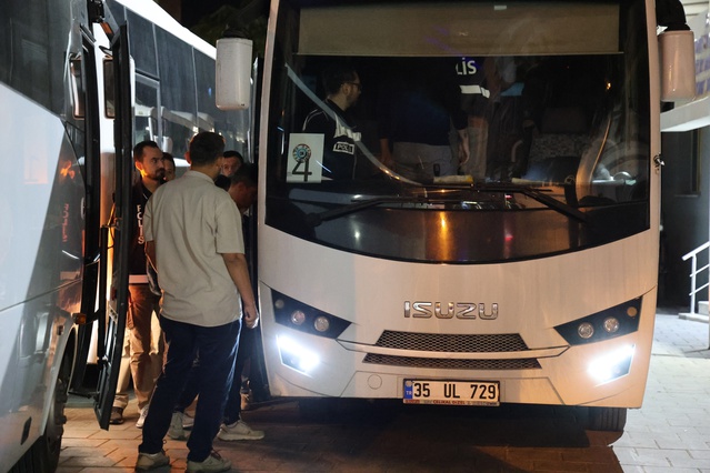 Seferihisar Belediyesi rüşvet soruşturmasında gözaltına alınan 47 şüpheli adliyeye sevk edildi