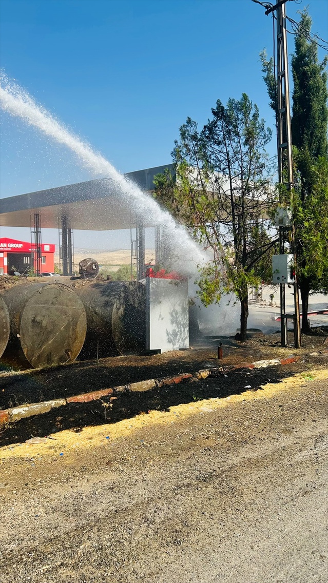 Siirt Kurtalan'da akaryakıt istasyonu bahçesindeki yangın depolara sıçramadan söndürüldü