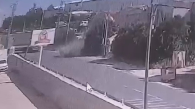 Silivri'de kamyona çarpmamak için manevra yapan otomobil ağaca çarpıp takla attı