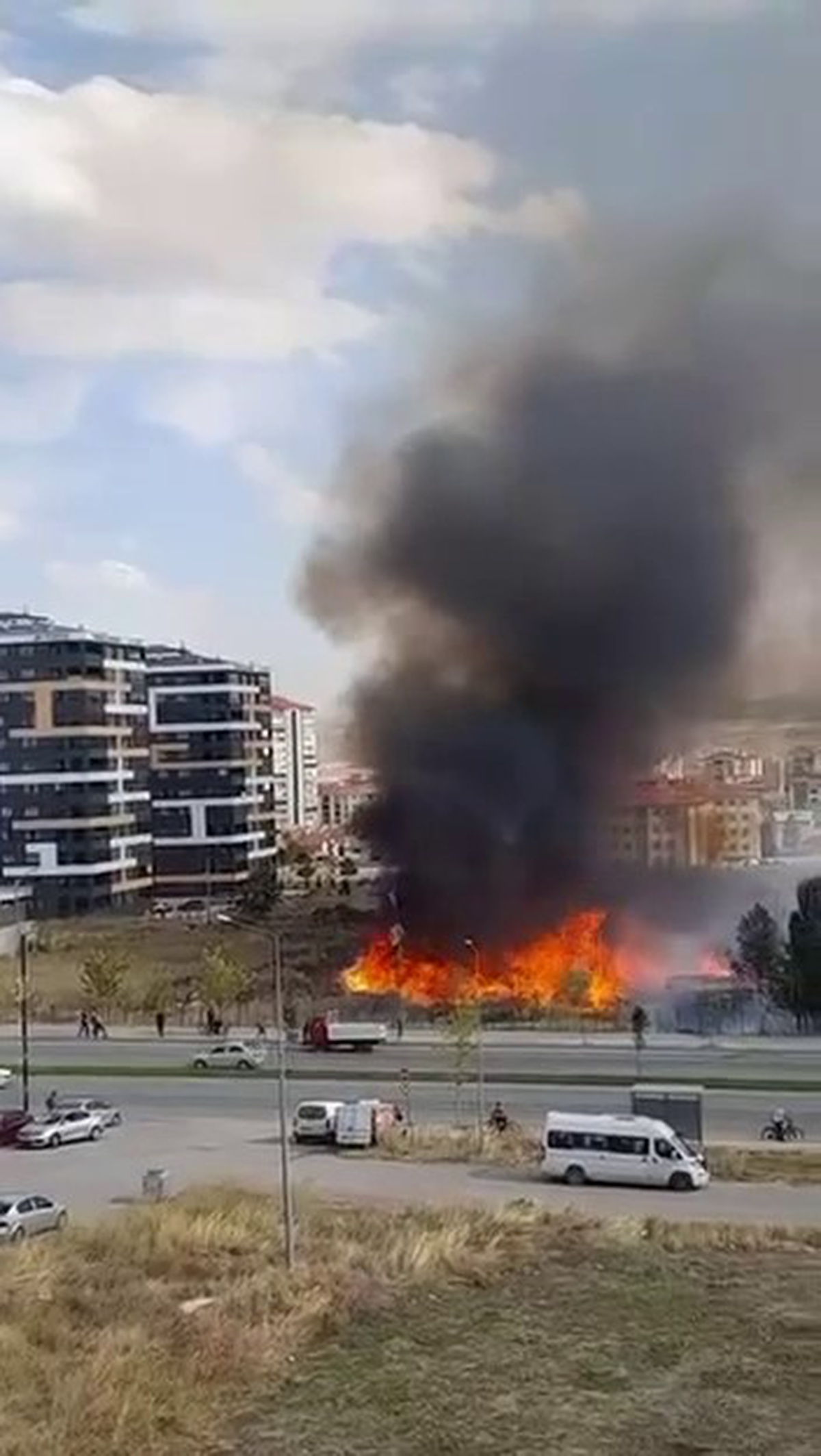 Sivas Şeyh Şamil Mahallesi\'nde otluk alanda çıkan yangın söndürüldü