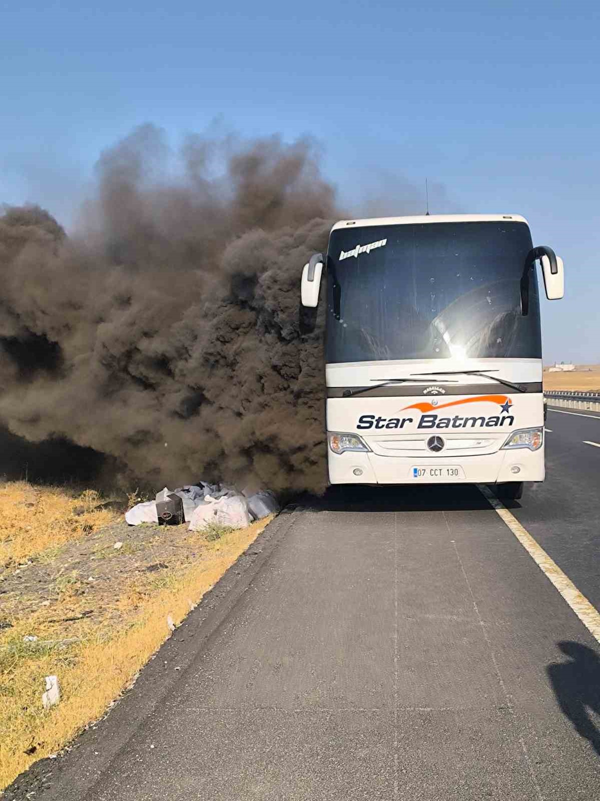Siverek\'te yolcu otobüsünde yangın, sürücünün hızlı tahliyesi faciayı önledi