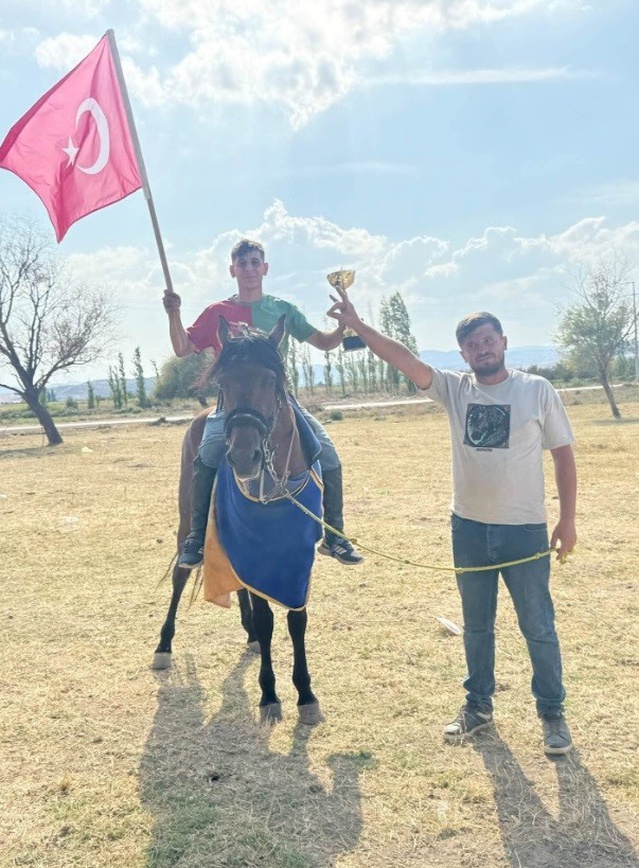 Tavşanlı'nın 'Kuyumcu' atı Bigadiç'te Başaltı kategorisinde birinci oldu