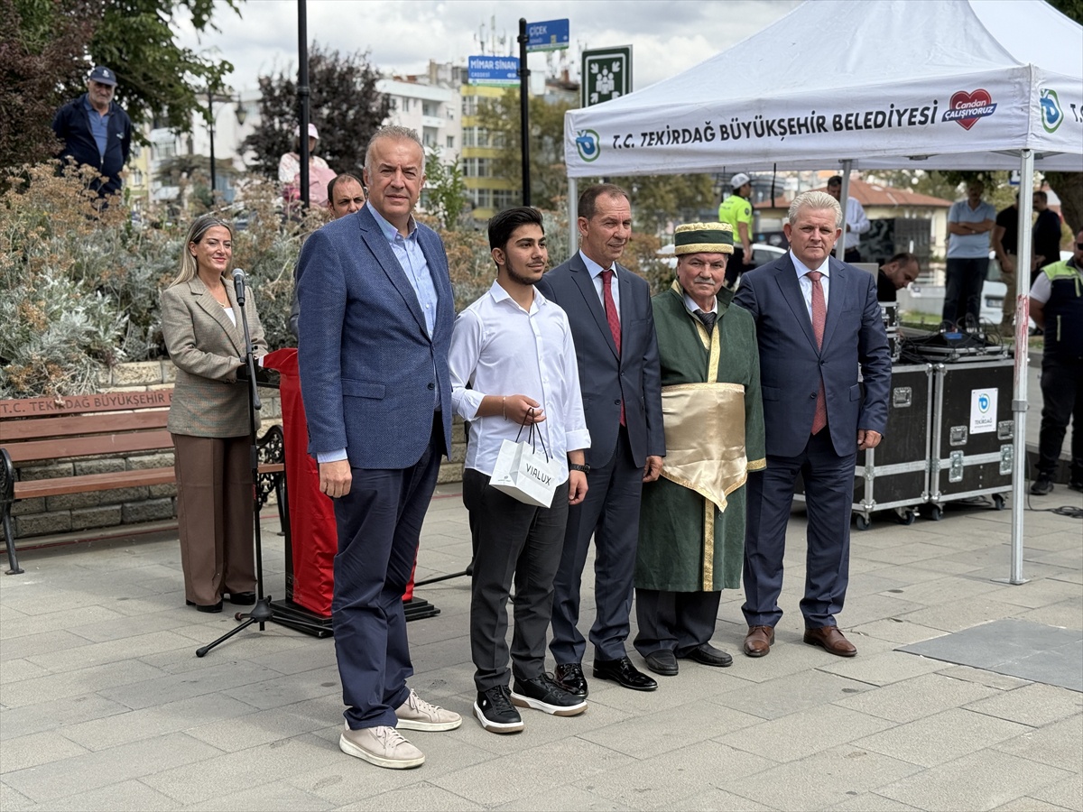 Tekirdağ\'da Ahilik Haftası töreninde yılın ahisi Hüseyin Babacan\'a şed kuşatıldı