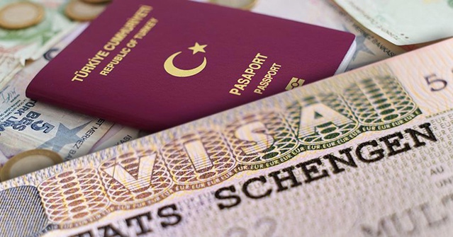 TIR şoförleri Kapıkule'de Schengen vizesi ve gümrük kuyruğu için bir araya geldi