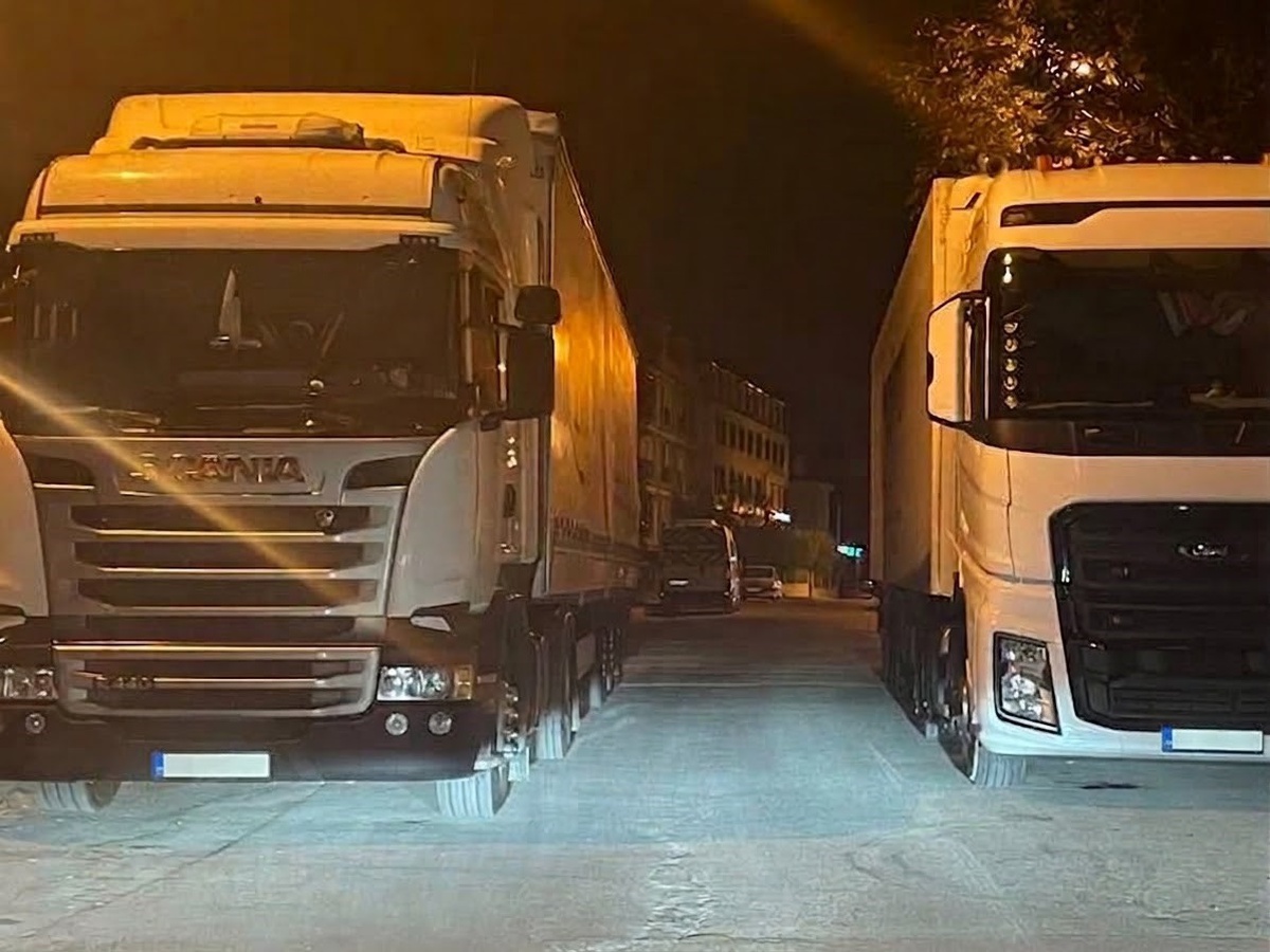 Eskişehir Odunpazarı'nda yan yana park edilen 2 tır mahalle trafiğini kilitledi