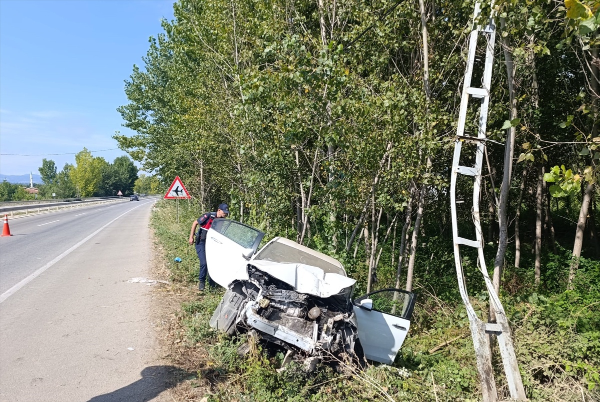 Tokat\'ta otomobil elektrik direğine çarpıp devrildi, 74 yaşındaki kadın hayatını kaybetti