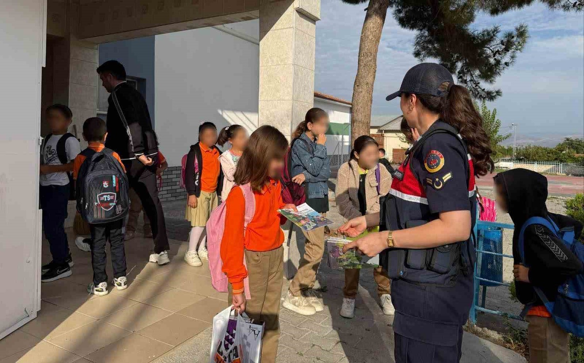 Tokat\'ta jandarma okul servislerini denetledi, öğrencilere trafik eğitimi verdi