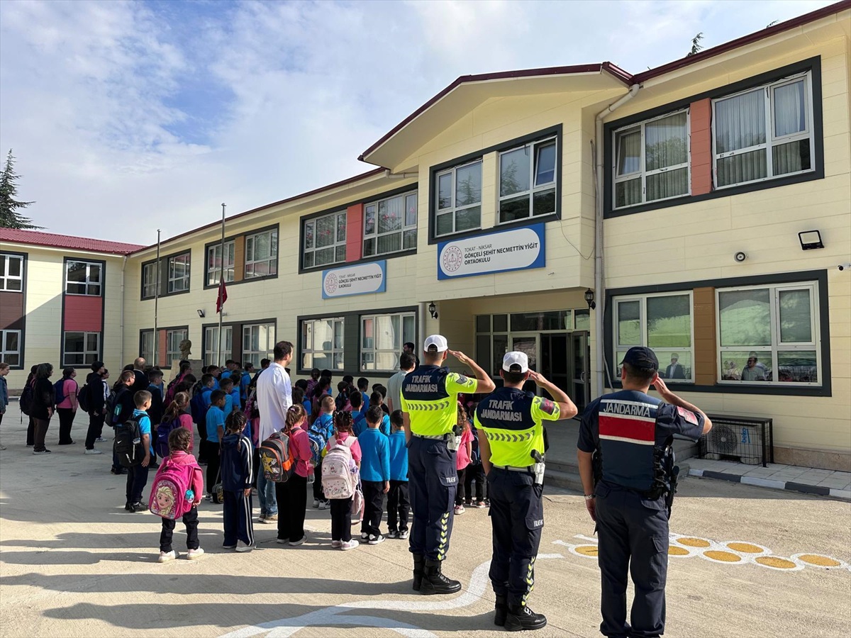 Tokat\'ta jandarma okul servislerini denetledi, sürücülere eğitim verdi