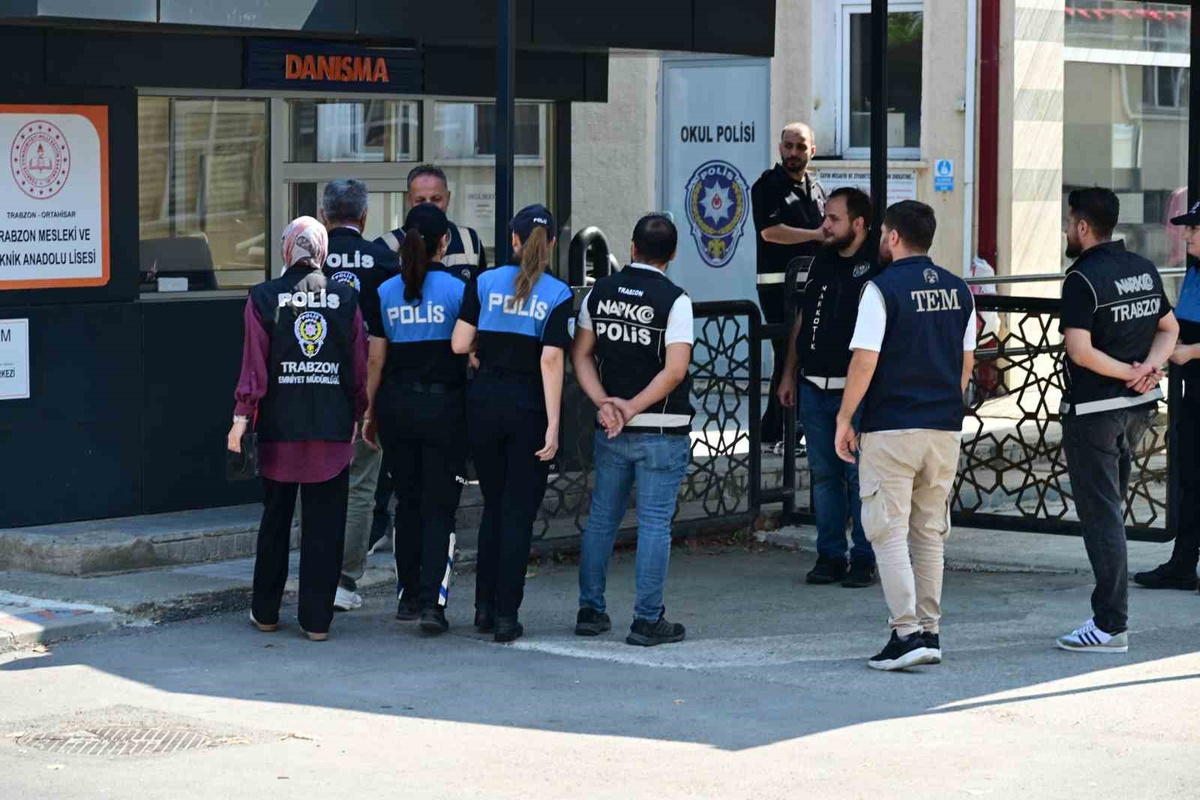 Trabzon\'da polis okul çevrelerinde denetim yapıyor, metruk binalar da kontrol ediliyor