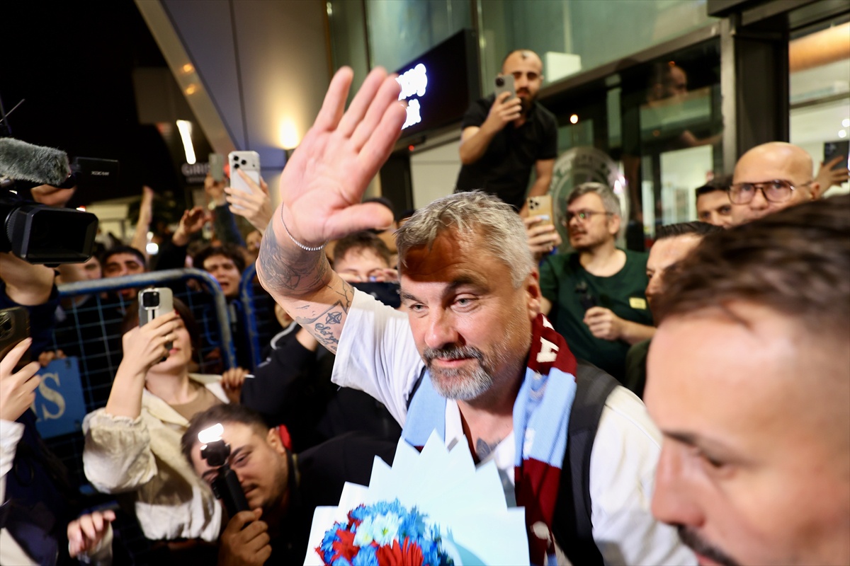 Trabzonspor'un anlaştığı Thomas Reis Trabzon'a geldi, taraftarlar çiçekle karşıladı