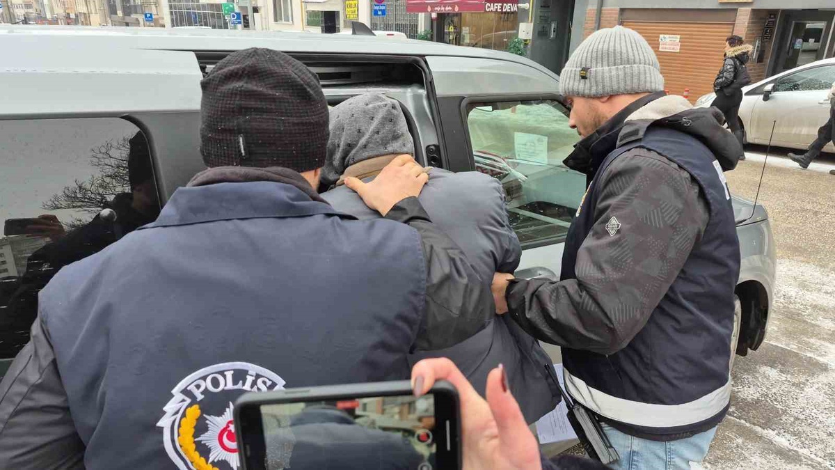 Üvey babasını bıçaklayarak öldüren sanık Özbek ilk kez hakim karşısında