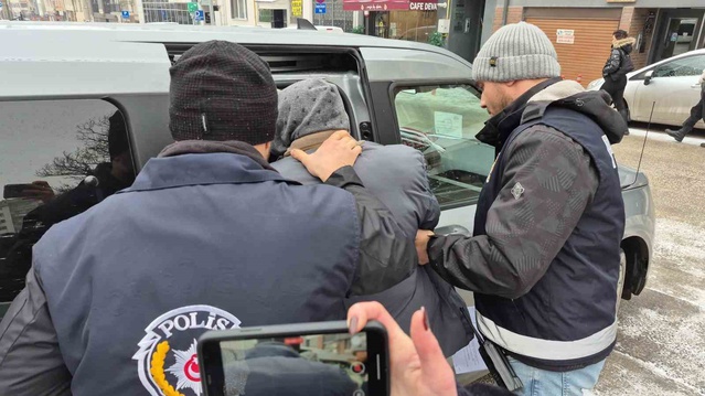 Üvey babasını bıçaklayarak öldüren sanık Özbek ilk kez hakim karşısında