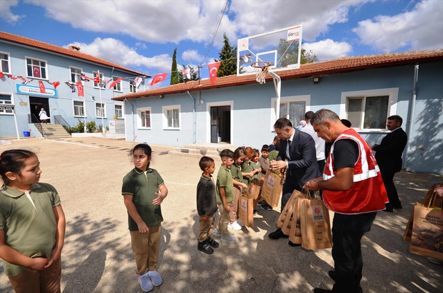 Kırklareli'ndeki okullara Edirne Vakıflar Bölge Müdürlüğünden teknoloji desteği