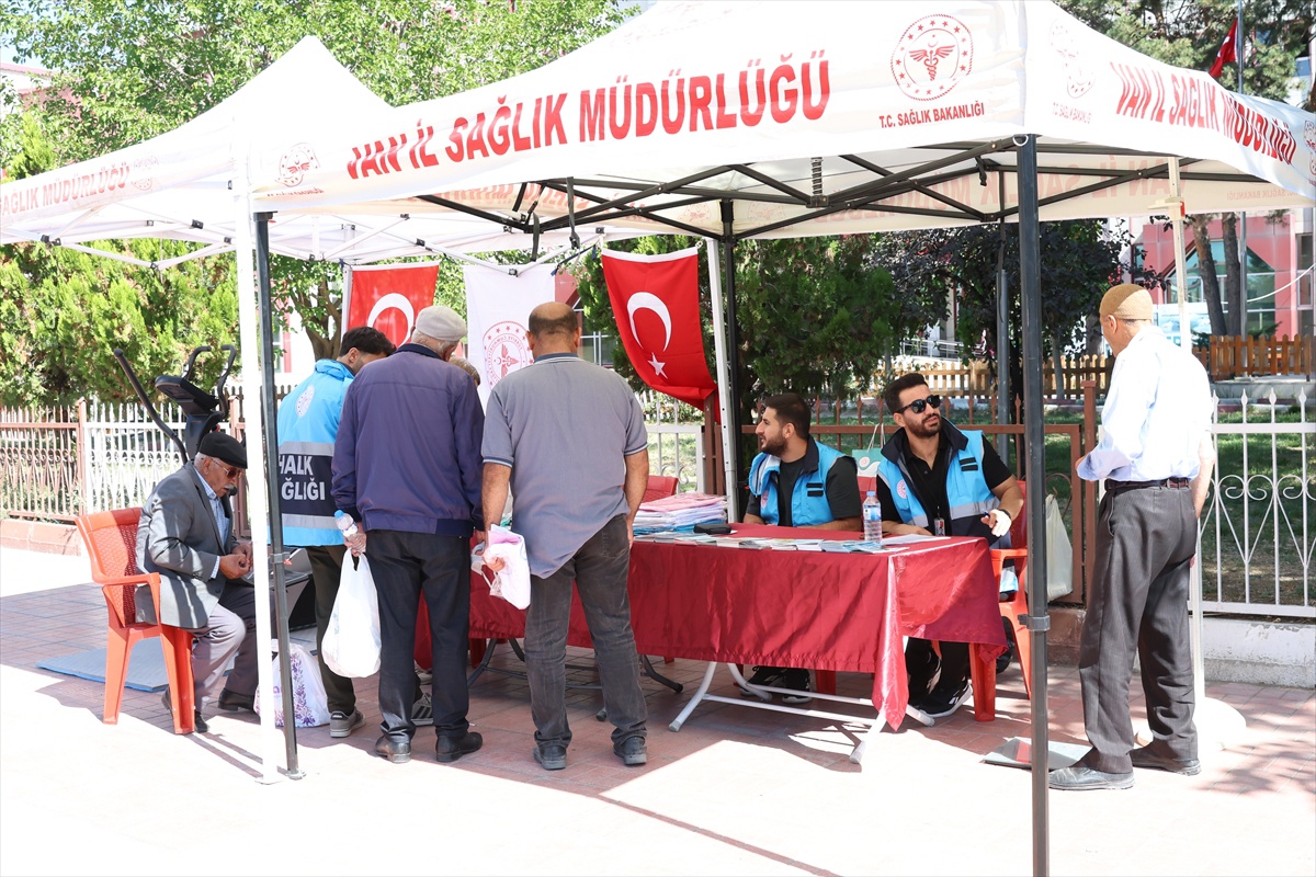 Erciş\'te caddede kurulan stantta vatandaşlar ücretsiz sağlık taramasından geçiriliyor