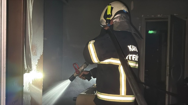 Karabük'te 4 katlı apartmanda yangın, 2 yabancı uyruklu öğrenci dumandan etkilendi