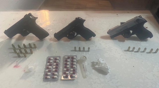 Mersin Tarsus'ta aranan şüpheli yakalandı, 4 tabanca ve uyuşturucu ele geçirildi