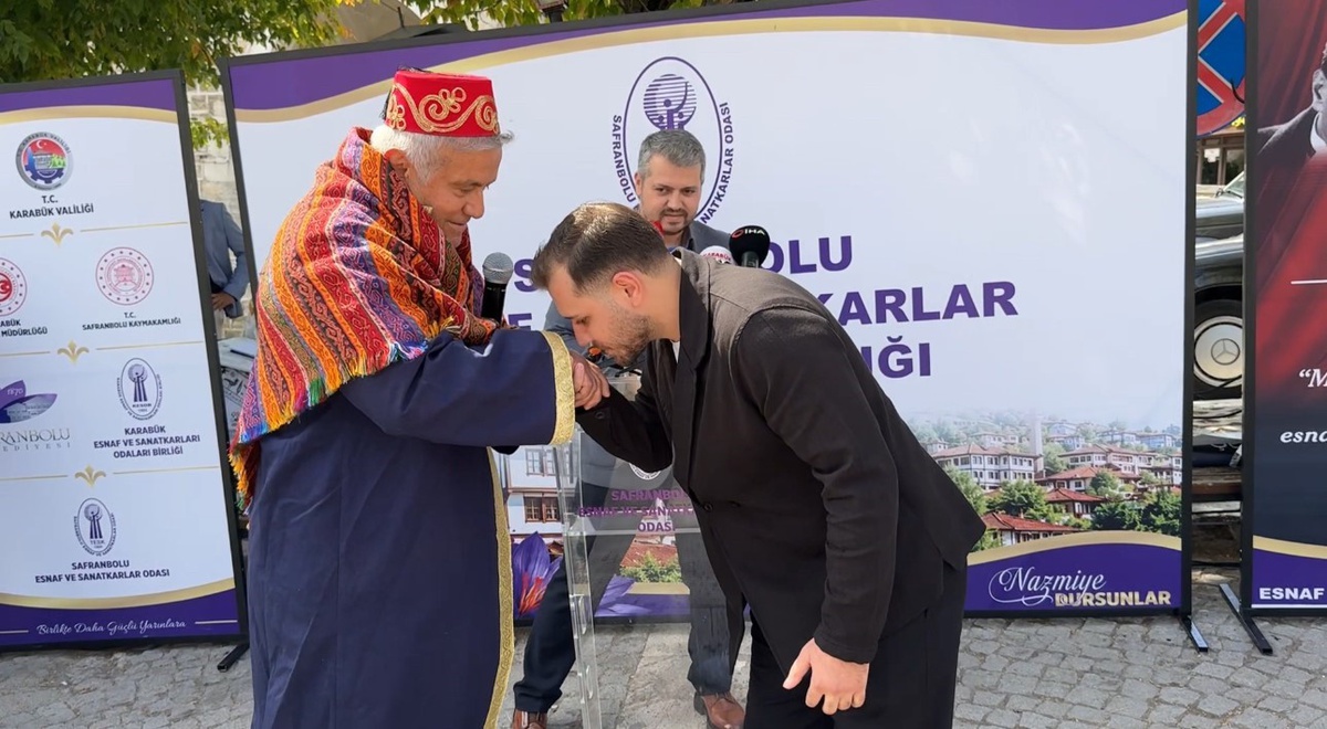 Safranbolu\'da yılın ahisi Fatih Yüksel, kaftanı el öperek devraldı