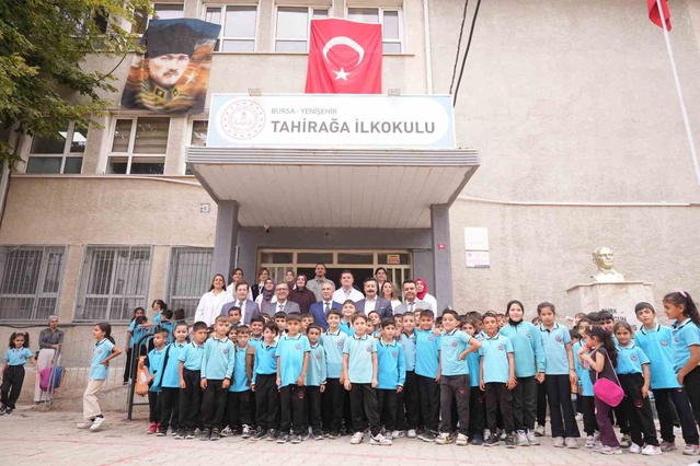 Başkan Ercan Özel, yıllar önce okuduğu Tahirağa İlkokulu'nu ziyaret etti