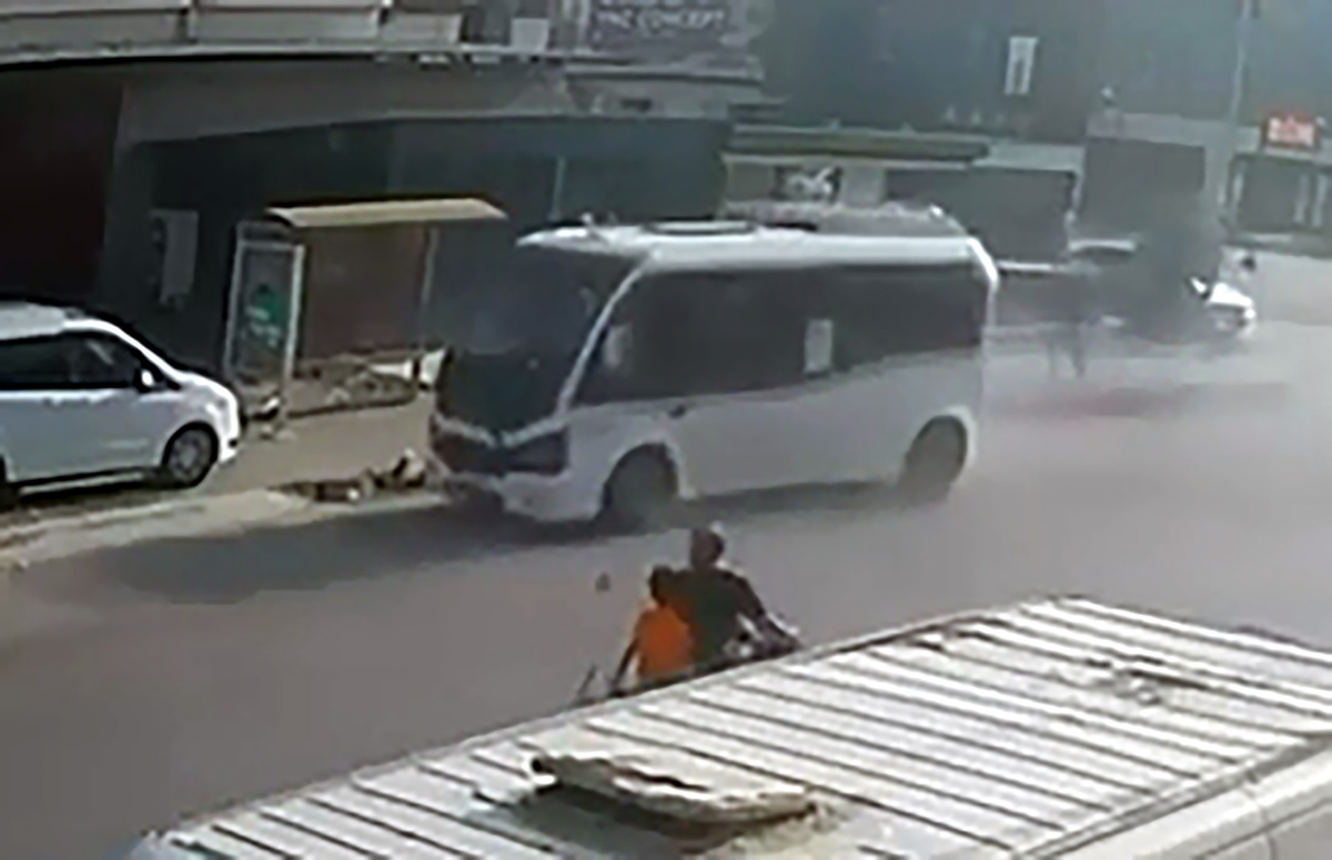 Adana\'da minibüsün çarptığı 12 yaşındaki çocuk ağır yaralandı, kaçan sürücü gözaltına alındı