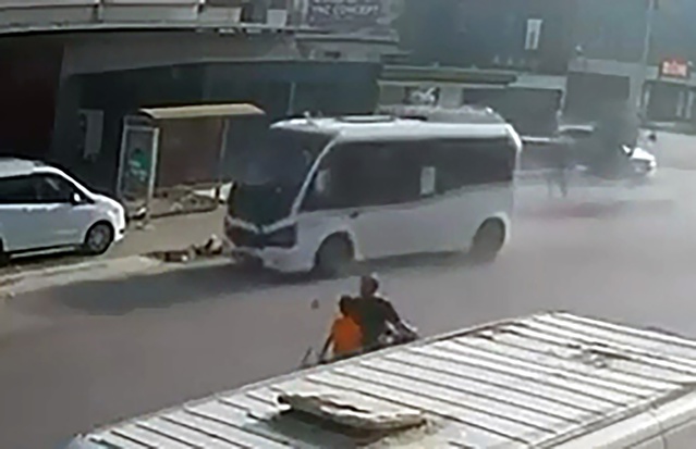 Adana'da minibüsün çarptığı 12 yaşındaki çocuk ağır yaralandı, kaçan sürücü gözaltına alındı
