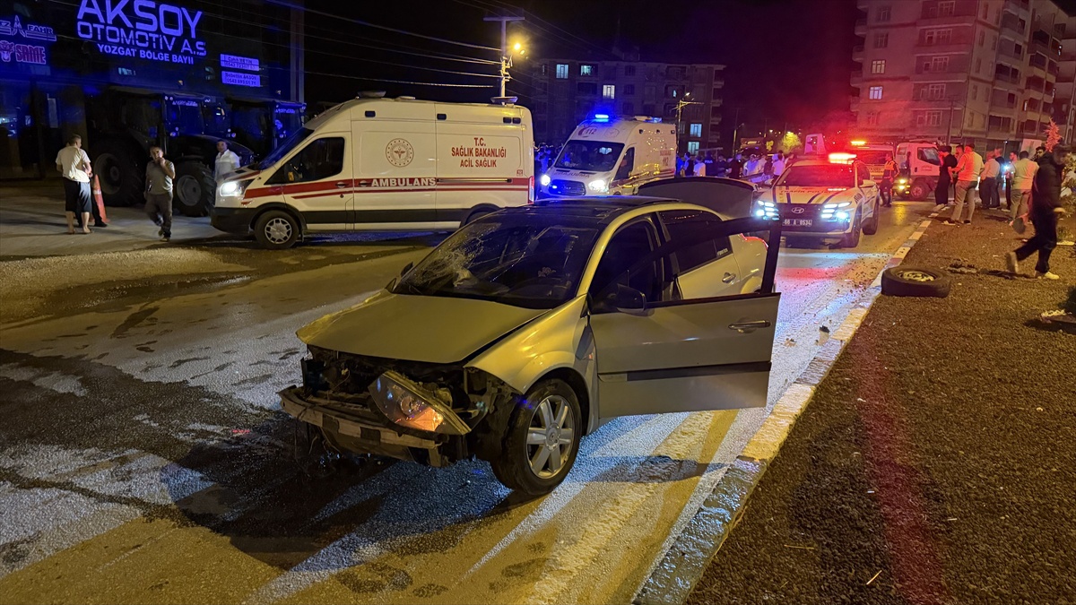 Yozgat Yerköy'de otomobil ile kamyonet çarpıştı, 2 sürücü ve 3 yolcu yaralandı