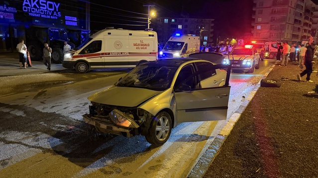 Yozgat Yerköy'de otomobil ile kamyonet çarpıştı, 2 sürücü ve 3 yolcu yaralandı