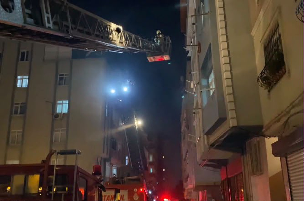 Zeytinburnu\'nda 5 katlı binada yangın çıktı, dumandan etkilenen 5 kişi hastaneye kaldırıldı