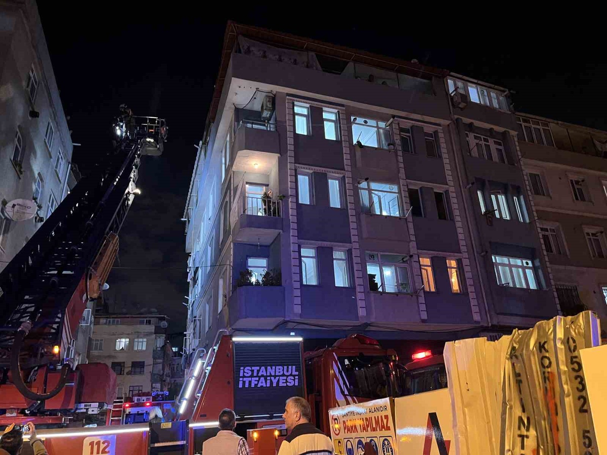 Zeytinburnu\'nda bodrum yangınında dumandan etkilenen 5 kişi ambulansta tedavi edildi