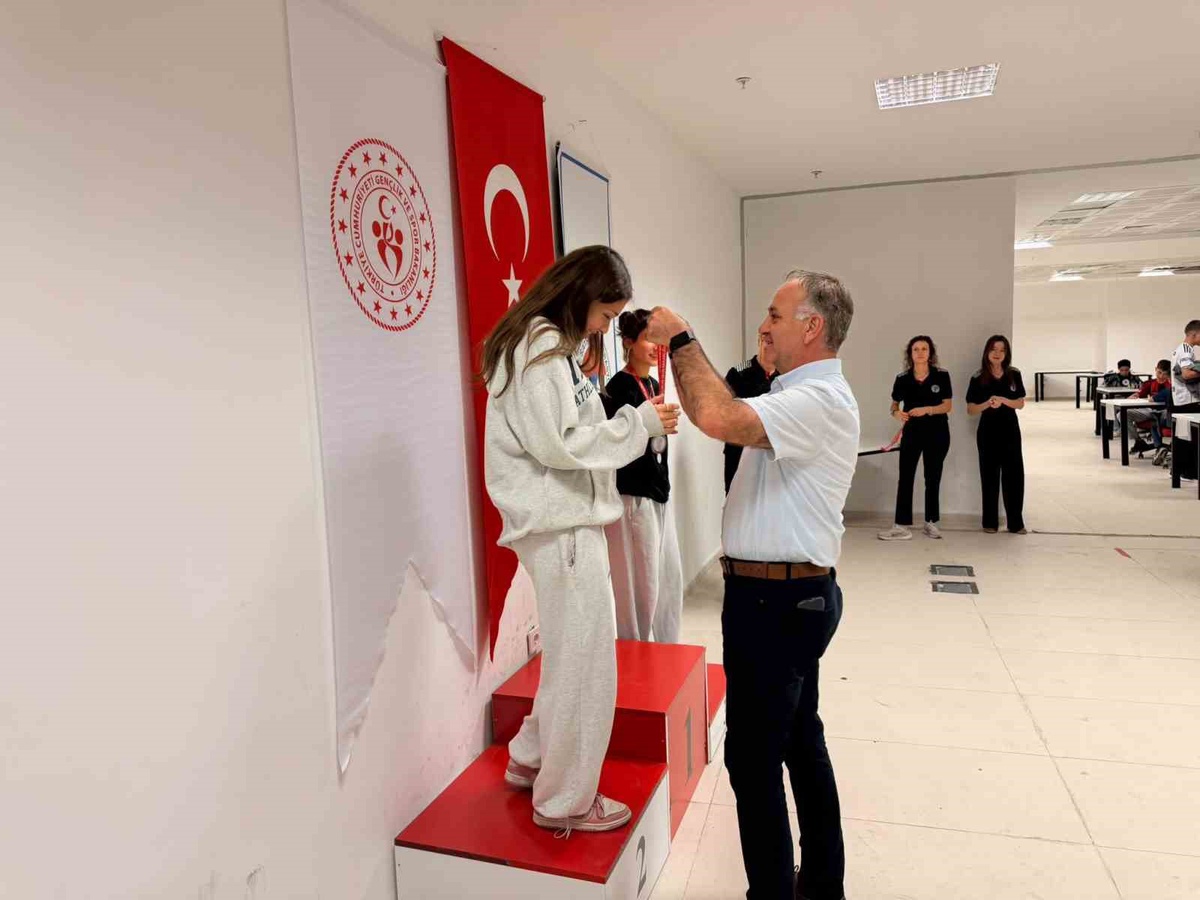 Eskişehir'de koruma altındaki &ccedil;ocuklar satran&ccedil; il elemelerinde yarıştı